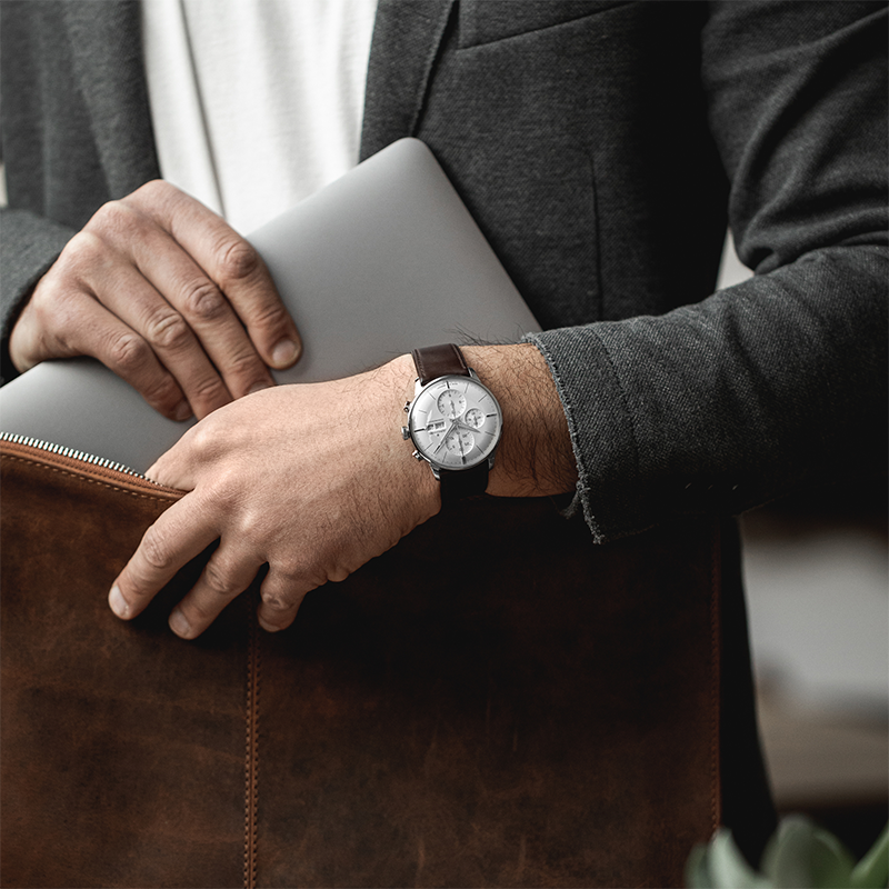 Uhr am Handgelenk eines Businessmanns
